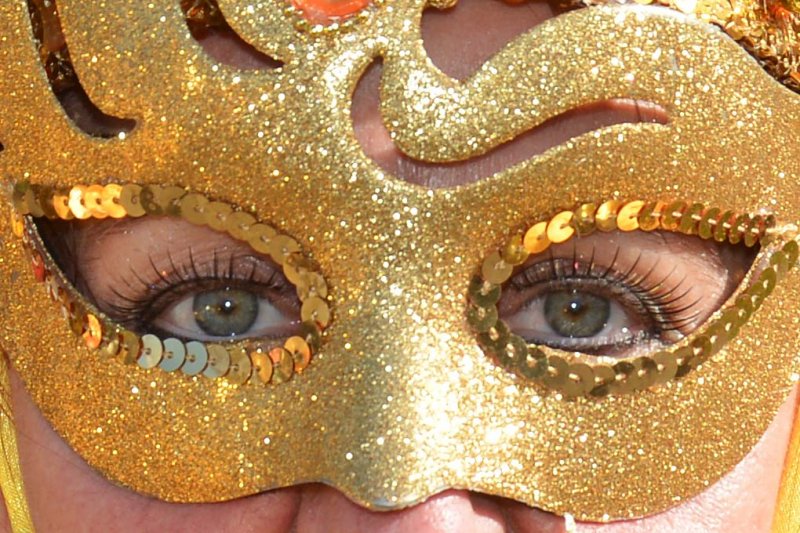 Frau mit goldener Maske